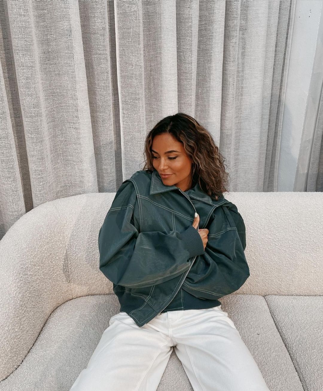 Livy | Oversized Streetstyle Jas met Contrasterende Stiksels